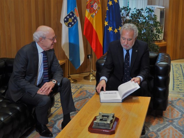 A Fiscalía Superior de Galicia entrega ao Parlamento a a Memoria de 2021